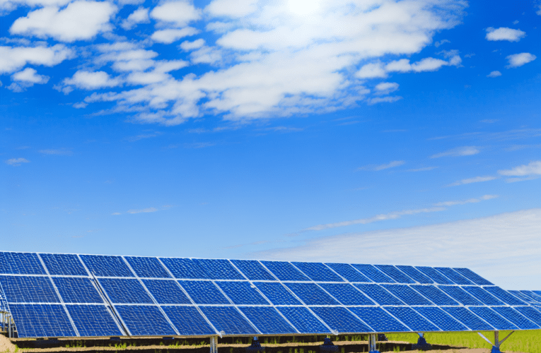 Fotowoltaika na gruncie: Kompleksowy przewodnik po panelach słonecznych dla właścicieli działek